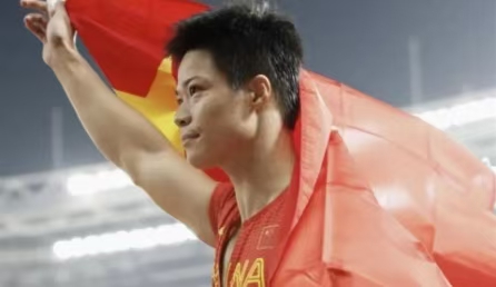 “亞洲飛人”蘇炳添完成職業(yè)生涯最后一戰(zhàn)，領銜廣東隊奪得全運會男子百米接力賽第四名，湖北隊獲金牌